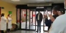 Taksista besplatno vozio medicinske radnike mjesec dana, a oni mu ovako uzvratili(VIDEO)