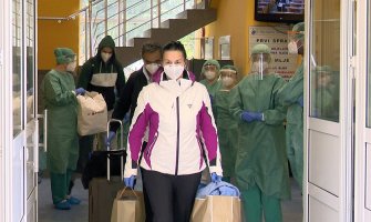 Iz nikšićke bolnice otpušteni prvi pacijenti koji su pobijedili koronu (VIDEO)