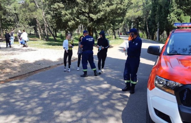 Pripadnici gradskih službi dijelili zaštitne maske građanima