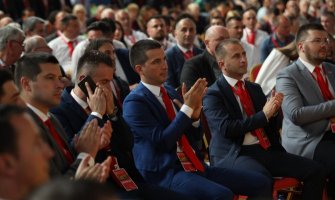 Klub poslanika Demokrata: Ukinuti privilegije državnim funkcionerima