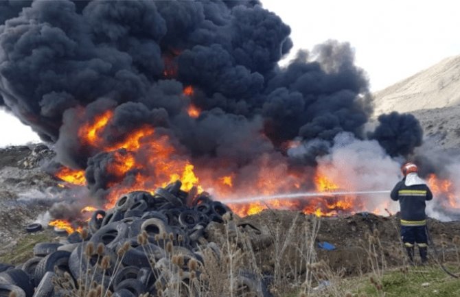 Ekološki incident: Gori deponija guma kod Pljevalja (FOTO)