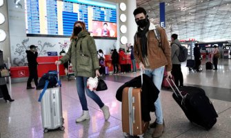 Preporuka SZO-a: Putnici na dugim letovima da nose maske