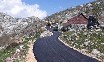Počelo asfaltiranje puta u selima Dragomi do i Jezer