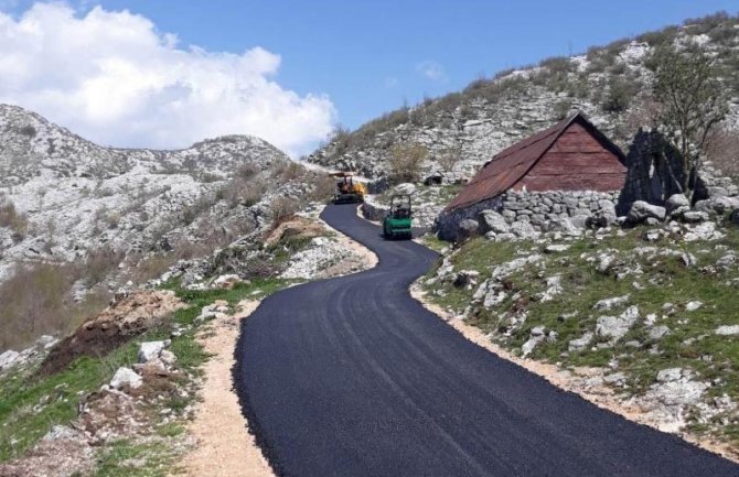Počelo asfaltiranje puta u selima Dragomi do i Jezer