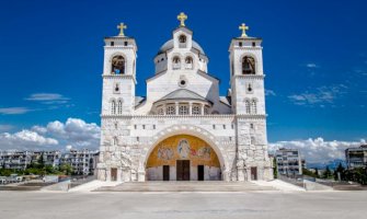 Što se u teškim vrećama iznosi iz Hrama Hristovog vaskrsenja u Podgorici?