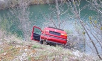 Saobraćajna nezgoda na magistralnim putu PV-BP: Stablo spriječilo slijetanje vozila u Otilovićko jezero