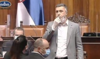 Obradović s pištaljkom prekinuo Skupštinu, obezbjeđenje ga iznijelo iz sale(VIDEO)