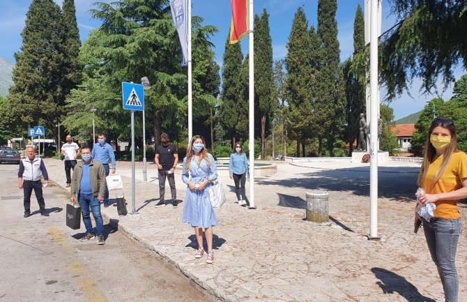Mladi DPS Danilovgrada sugrađanima dijelili maske
