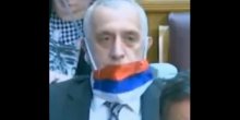 Poslanik Bulatović se namučio sa maskom, trobojkom (VIDEO)