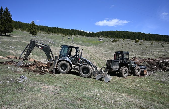 Vojska popravlja puteve u najudaljenijim selima bjelopoljske opštine, Bošković i Smolović obišli radove