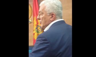 Mandić u Skupštini: Ako pošalju vladiku Joanikija u Spuž, spremite uniforme(VIDEO)