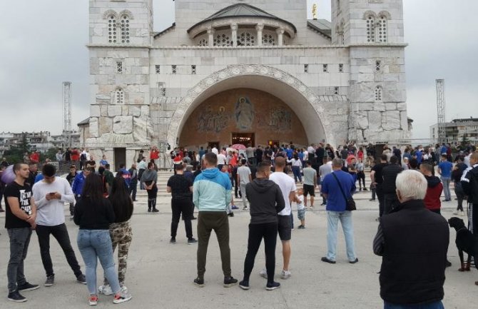 Održan moleban ispred hrama, Perović: Čekamo sjutrašnji dan da vidimo šta će da se desi