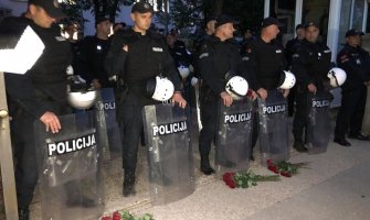 Građani dva sata bili ispred CB Nikšić , djevojčice uručile ruže policajcima