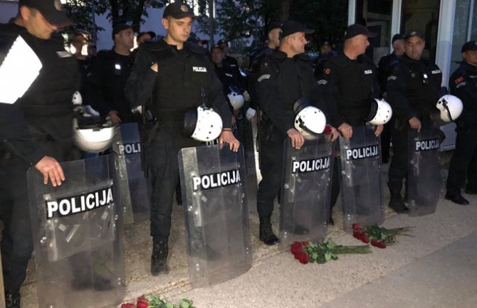 Građani dva sata bili ispred CB Nikšić , djevojčice uručile ruže policajcima