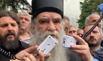 Amfilohije ispred suda u Nikšiću: Vlast svojim postupcima izaziva građanski rat 