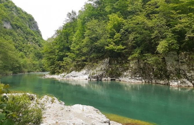Promjenljivo oblačno, na sjeveru krajem dana kiša