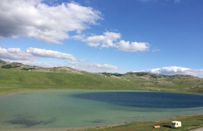 Sunčano, pojačan vjetar