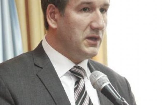 Međedović pozvao počinioce skrnavljenja zastava u Bijelom Polju da se vrate pravim i časnim vrijednostima