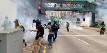 Hongkong: Policija ispalila suzavac na demonstrante(VIDEO)