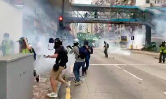 Hongkong: Policija ispalila suzavac na demonstrante(VIDEO)