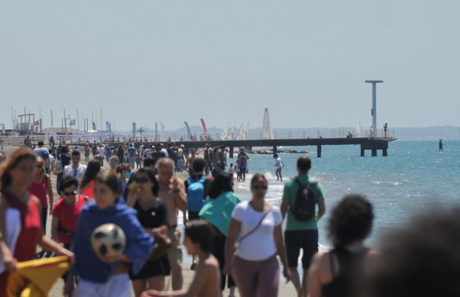 Italijani preplavili plaže prvi vikend nakon karantina(FOTO)