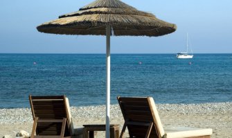 U Sutomoru dvije ležaljke i suncobran šest eura