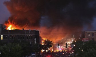 Protesti u SAD-u zbog smrti Flojda koji se gušio tokom hapšenja, gorjela i stanica policije