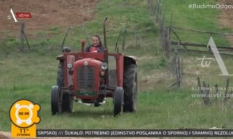 Željana ima 11 godina, vozi traktor, hrani stoku i piše domaće zadatke(VIDEO)