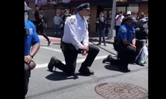 Policajci kleknuli sa demonstrantima: Odali poštu preminulom i pokazali da nisu za nasilje 