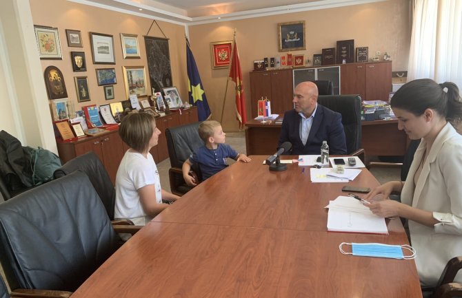 Carević donirao platu sugrađaninu koji je posle teške saobraćajne nesreće ostao invalid