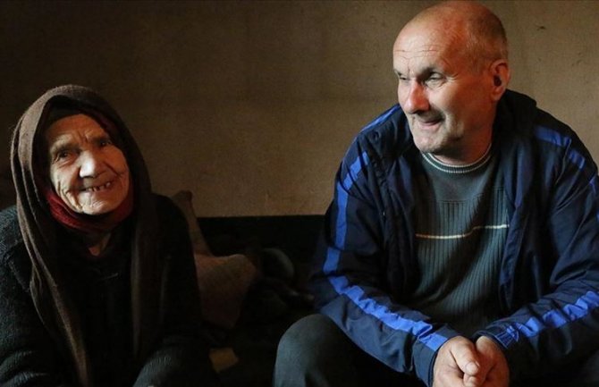 Primjer solidarnosti sa Kosova: Albanac brine o starici srpske nacionalnosti, jedinoj stanovnici sela Vaganeš