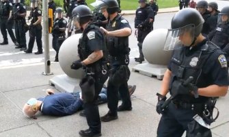 Njujork: 57 policajaca dalo ostavku nakon što su dvojica kolega suspendovani zbog incidenta sa 75-godišnjakom (VIDEO)