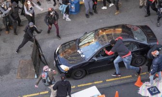 SAD: Automobilom uletio među demonstrante, pucao i ranio jednog(VIDEO)