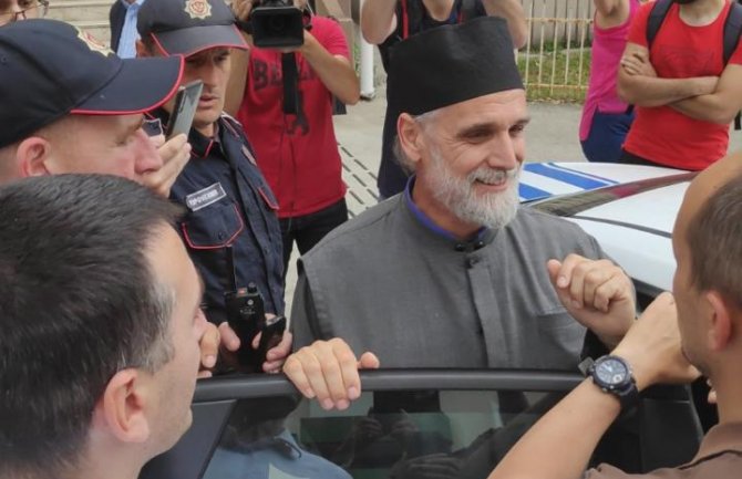Sveštenicima određeno zadržavanje do 72 sata
