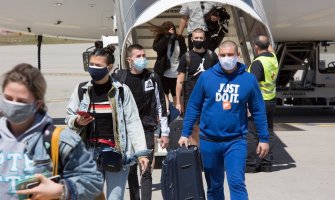 Kroz podgorički aerodrom danas prošlo preko 200 putnika: Vidjeti stare prijatelje na aerodromu podsjeća na dobra vremena