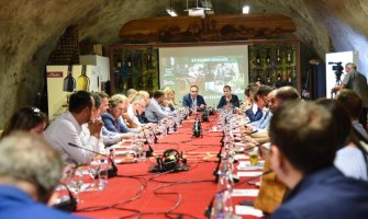 Hitno odrediti datum otvaranja granica, nedelja da bude radni dan za trgovine