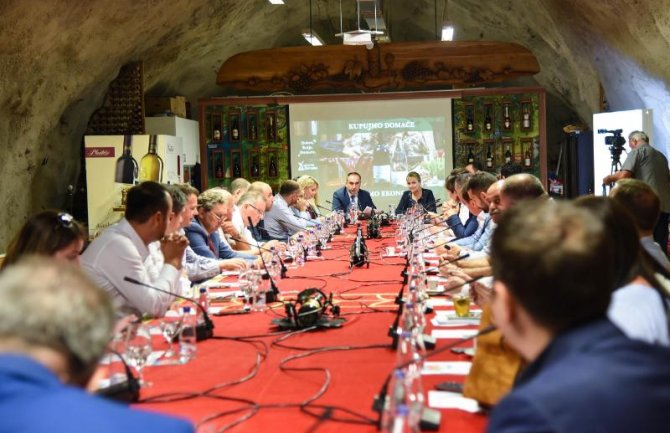 Hitno odrediti datum otvaranja granica, nedelja da bude radni dan za trgovine