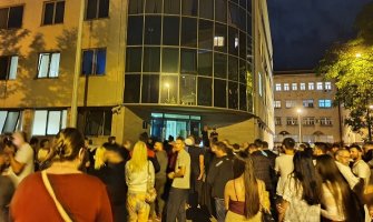 Građani se okupili ispred CB Podgorica, sveštenici čitaju molitve