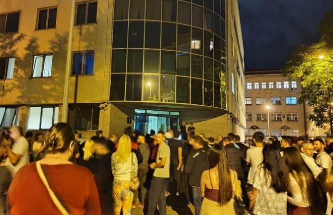 Građani se okupili ispred CB Podgorica, sveštenici čitaju molitve