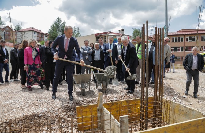 Rožajska škola dobija novu sportsku salu, Šehović postavio kamen temeljac 