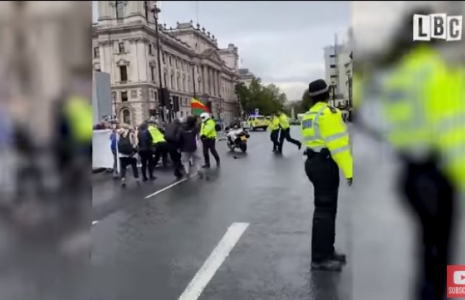 London: Britanski premijer nepovrijeđen u sudaru (VIDEO)