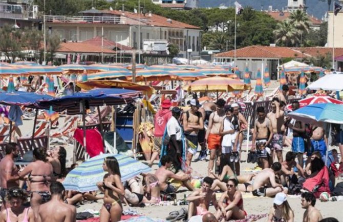 Italija: Gužve na plažama, virusolozi apeluju na oprez