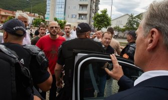 Građani Budve nasrnuli na automobil Bulatovića, funkcioneri DFa i Demokrate očekuju hapšenje