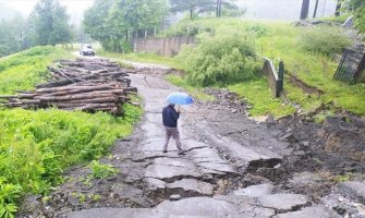 Poplavljene kuće u BIH, klizište zaustavilo saobraćaj na putu Tuzla – Sarajevo