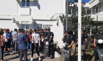 Demokrate: Policajci ispred zgrade Opštine Budva nemaju identifikacione pločice