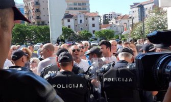 Neredi u Budvi: Policija bacila suzavac, kamenovana stanica policije