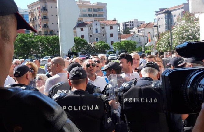 Neredi u Budvi: Policija bacila suzavac, kamenovana stanica policije