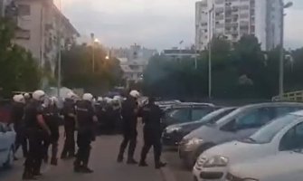 Incidenti u Podgorici: Policija upotrijebila suzavac, demonstranti ih gađali kamenjem i flašama