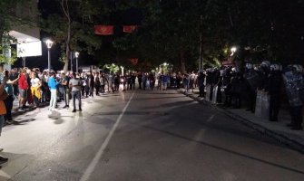 Protest u Nikšiću, policija bacila suzavac