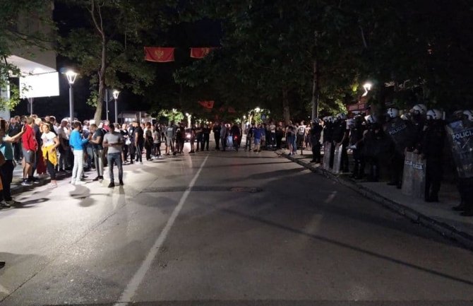 Protest u Nikšiću, policija bacila suzavac